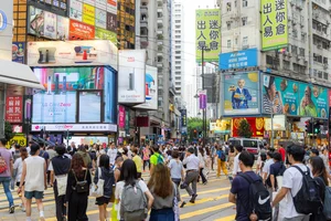 Leungchopan/Shutterstock : People throng shops and malls in Hong Kong Causeway Bay district 